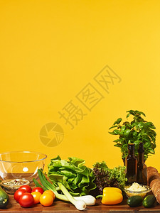 碗桌上新鲜的沙拉成分复制空间和黄色背景面料蔬菜饮食图片