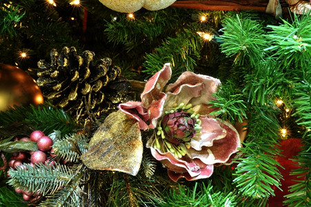精心细的圣诞节树装饰合成上挂有小灯光背景为合成树刻画吸引人的乐趣庆祝图片