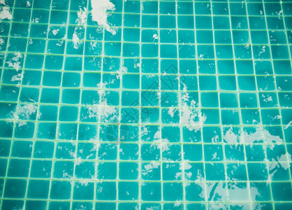 湿的浅蓝泳池游波纹水质反射蓝色的绿松石背景图片