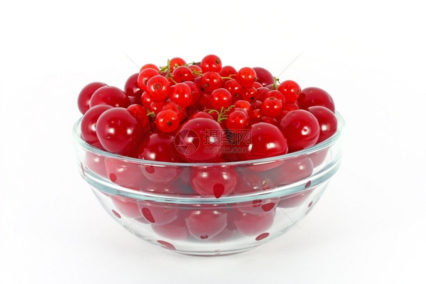 在玻璃碗中的甜樱桃和红椰子孤立在白色上浆果汁素食主义者图片