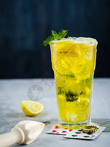 啤酒柠檬水夹薄荷和高球杯中的柠檬片闪发光的饮料木制图片