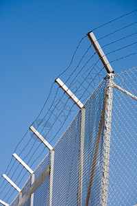 逃脱屏障禁区对蓝天空的围栏金属丝图片