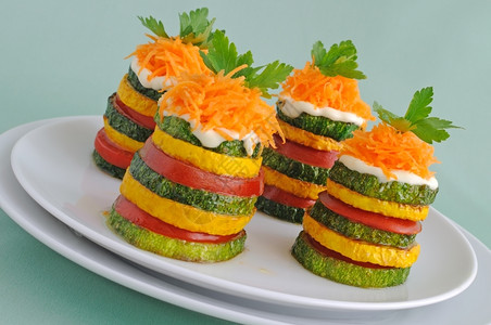沙拉黄色和绿西葫芦的顶峰用番茄巅之作蔬菜图片