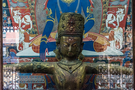 传统的雕像尼泊尔佛教寺庙的明亮装饰和宗教传统尼泊尔佛寺文化图片
