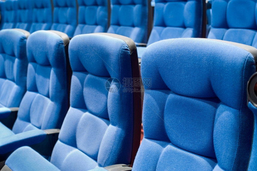 木板娱乐弯头电影院的蓝色软空座位图片