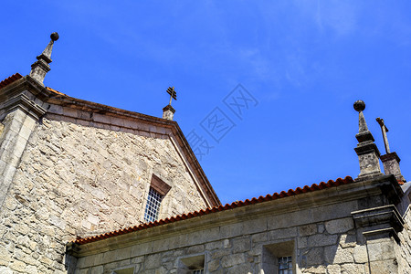 英石圣彼得教堂在葡萄牙卡斯特罗戴尔的和顶峰区背景图片