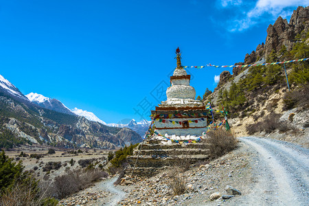 佛教跋涉尼泊尔喜马拉雅山上路边缘的巨石柱尼泊尔亚洲人图片