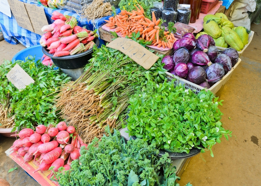 新鲜的卷心菜各种蔬在新鲜市场上销售生的图片