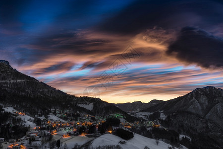 日落后的阿尔卑斯山村背景图片