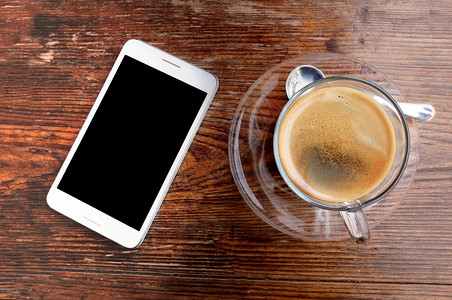 桌上的手机和咖啡图片