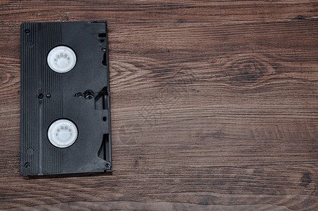 信息盒式磁带木制背景的一盒隔绝录影带卷轴图片