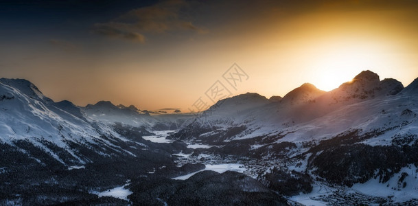 耶加雪菲穆拉格尔重点来自MuottasMuragl的Engadin山谷StMoritz瑞士设计图片