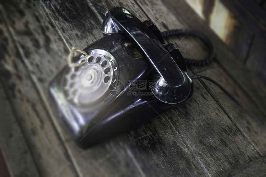 黑色的木制桌上旧古老式电话库存照片沟通图片
