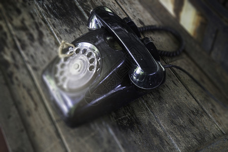 黑色的木制桌上旧古老式电话库存照片沟通背景图片