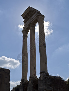 意大利罗马论坛的卡斯托和波罗门地标大理石雕塑图片