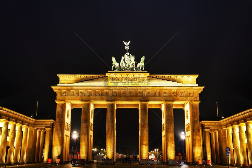 纪念碑建筑学历史的勃兰登堡大门白托尔晚上在德国柏林图片