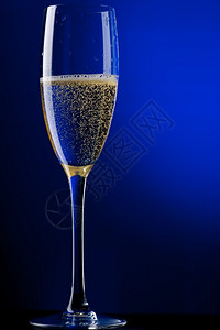 气泡蓝色香槟杯合上饮料起泡的图片