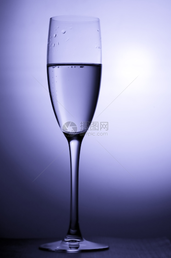 蓝色香槟杯合上液体香槟酒目的图片