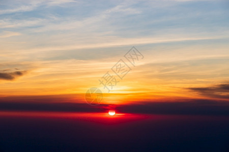 日落时有云彩的色多天空蓝色飞机大气层图片