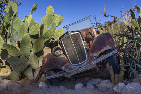 在非洲纳米比亚Namib沙漠Twyfelfontein附近的Namib沙漠废弃和生锈的一辆旧车汽老的纳米布背景图片