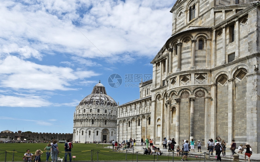意大利访问比萨教堂建筑群的游客广场正方形