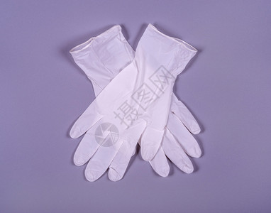 一种卫生保健病的灰色背景一对白医疗手套图片