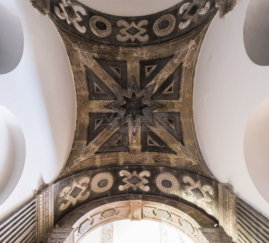 传统的英国教17世纪圣保罗大教堂一小侧礼拜的天花板葡萄牙里斯本卢西泰尼亚的所在地葡萄牙圣公会葡萄牙里斯本英石图片