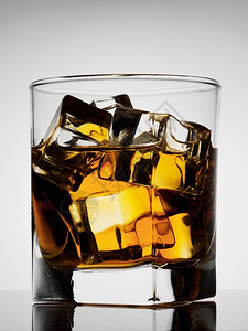 葡萄酒古老高贵的威士忌杯加冰陈年红色的图片