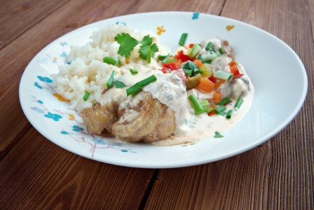 鸡肉蘑菇蔬菜通常都配满了大米饭的炒鸡肉和鲜蘑菇及蔬菜送达酱吃图片