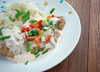 鸡肉蘑菇蔬菜通常都配满了大米饭的炒鸡肉和鲜蘑菇及蔬菜火鸡王用餐图片
