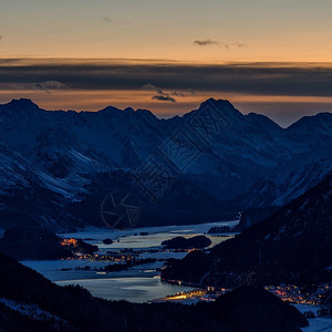 夜晚瑞士恩加丁河谷湖的夜景图EngadineValley山云背景图片