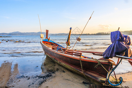 泰国普吉邦道海滩的长尾船高清图片