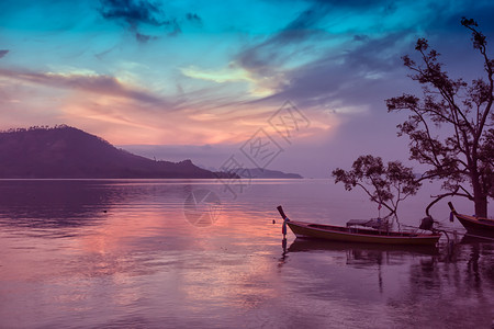 泰国普吉的PhangNga湾黎明日出天空红色的图片
