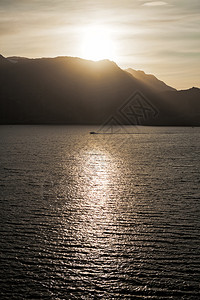 飞行小船在日落时海上航行背着山丘在景上航行小船在海上航行野生动物颜色图片