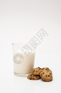 白色背景的玻璃牛奶和巧克力曲奇饼杯黄油自制白色的图片