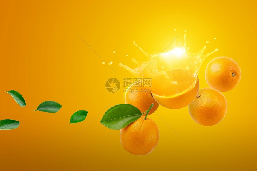 新鲜半熟的橙子水果喷洒在色背景上成熟维他命降低图片