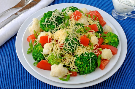 椰菜花和西红柿和奶酪的沙拉餐厅午巾纸图片