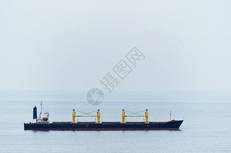海景黑干货船上航的图片