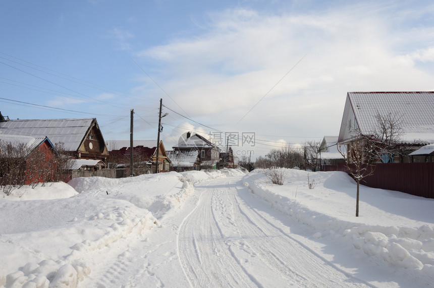 俄语村庄街道罗斯小镇的雪乡路阳光明媚的冬季日图片
