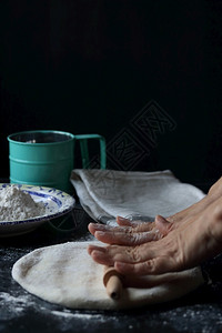自制食谱小麦面粉包和比萨饼用黑底的面粉做图片
