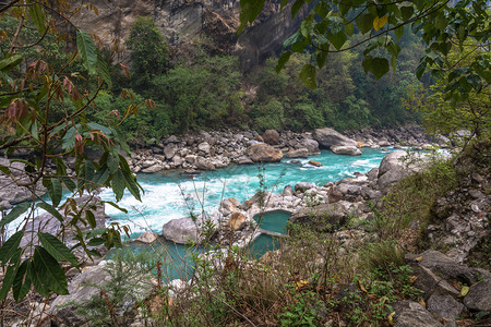 浪漫的放松洗澡喜马拉雅山的自然温泉在尼泊尔的春天图片