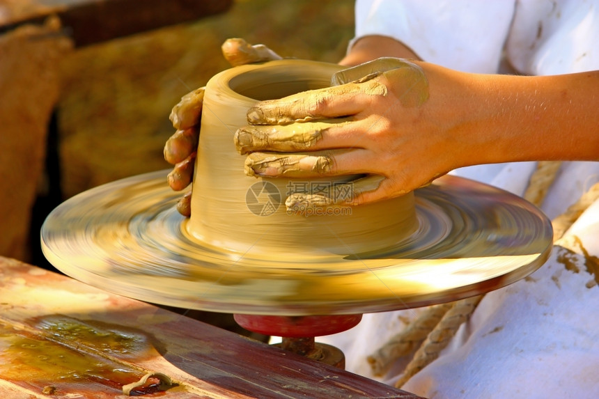 形式创造做锅在陶瓷商的轮盘上特制湿的图片