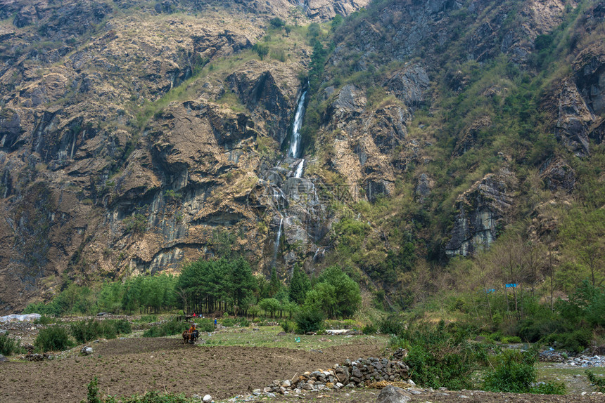 在尼泊尔Tal村附近美丽的小瀑布春天尼泊尔户外风景优美河图片