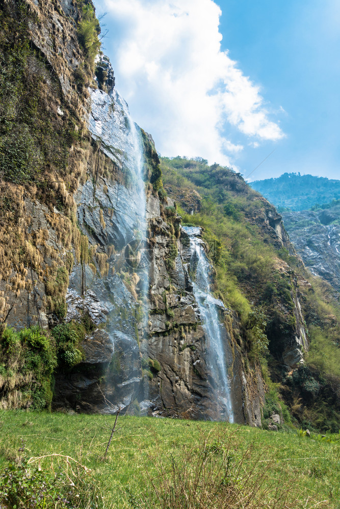 景观在尼泊尔Tal村附近美丽的小瀑布春天尼泊尔新鲜的岩石图片