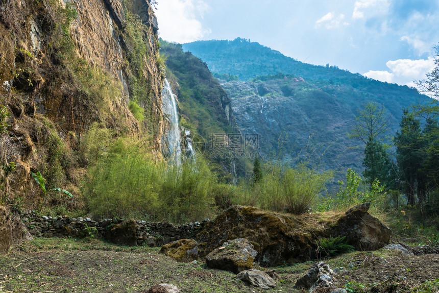 塔尔绿色溪流在尼泊尔Tal村附近美丽的小瀑布春天尼泊尔图片