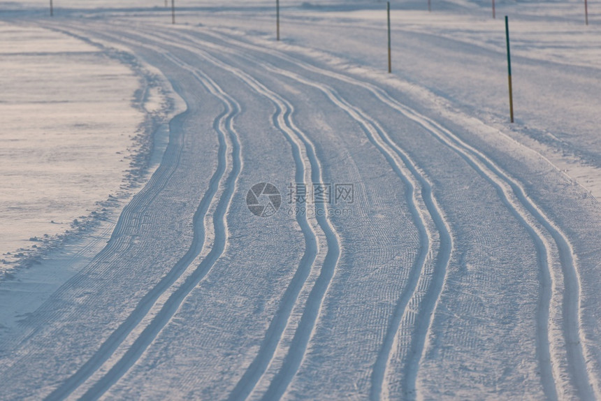 轨道跨国滑雪的踪迹季节痕图片