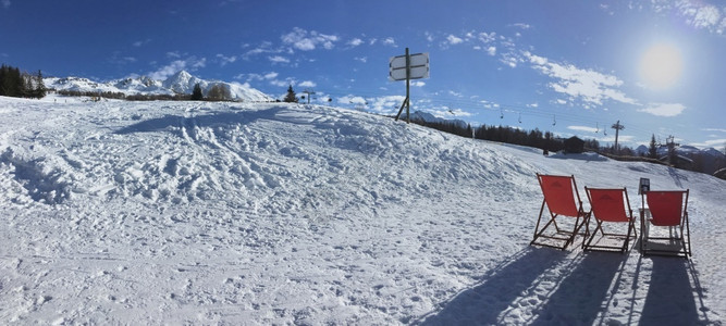 全景观采取冬季露台上的躺椅高山滑雪场的冬季露台上的躺椅高山滑雪场的地图片