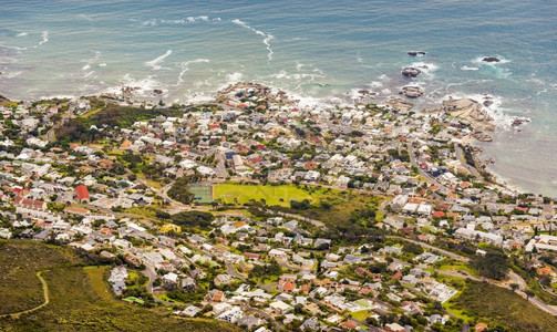 旅游在南非开普敦表山对营地湾的空中观察南非开普敦海岸线蓝色的图片