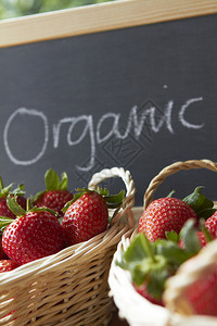 显示有机草莓在市场上的滞缓健康展示水果图片