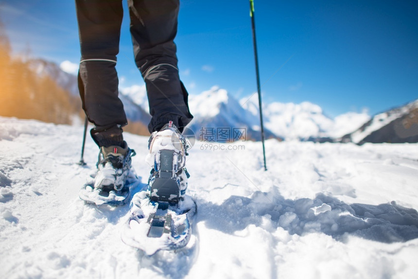自然山地节日期间在雪中与鞋一起漫步冒险极端图片